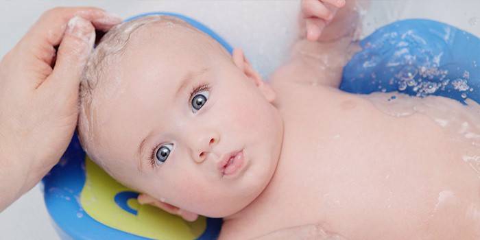 Lille baby bader i badet