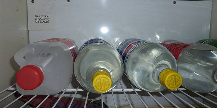 Garrafas de vodka caseira na geladeira