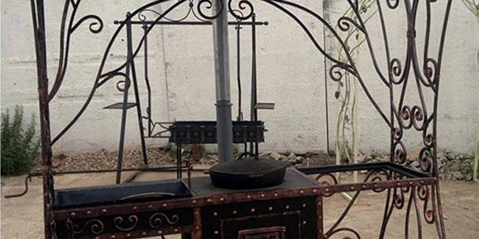 Smedet mangalkompleks fra metal fra Bukhara