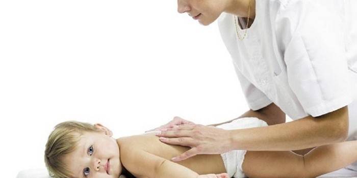 Mulher esfrega o bebê de volta