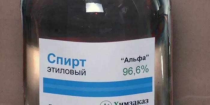Álcool etílico em uma garrafa de vidro