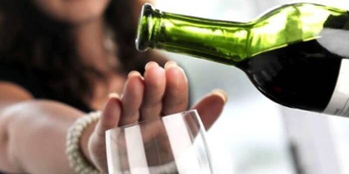 Mulher, recusa, vinho