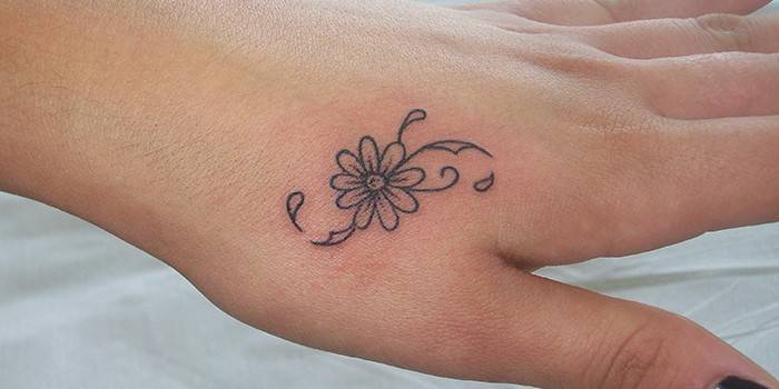 Maliit na tattoo sa isang babaeng brush