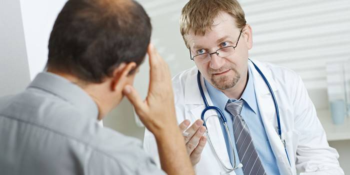 Bác sĩ nói chuyện với bệnh nhân