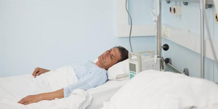 Hombre en una sala de hospital