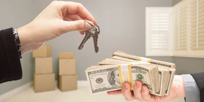 Las llaves del apartamento y el dinero en las manos.