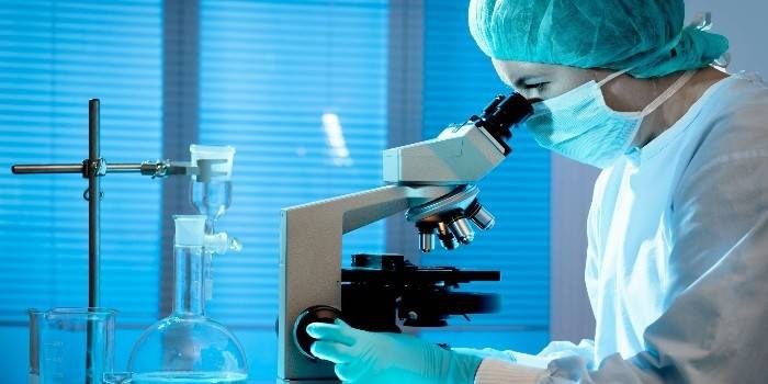 Tecnico di laboratorio con un microscopio