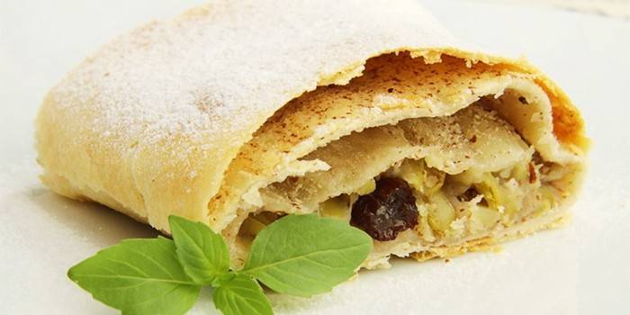 Strudel de massa recheada recheado com maçãs e passas