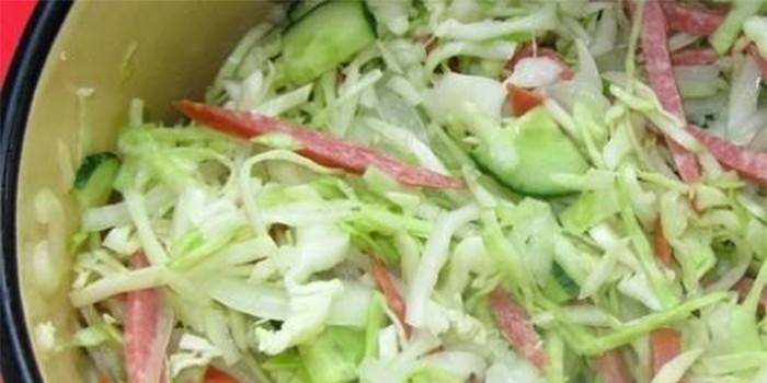 Са кобасицом и свежим краставцима