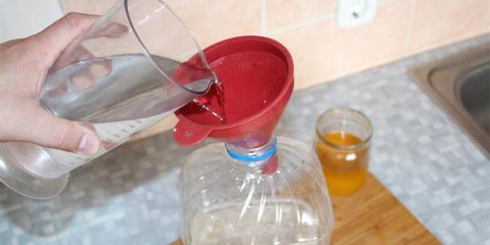 O processo de misturar álcool com água