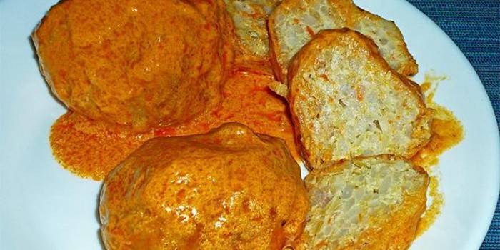 Almôndegas com repolho e arroz em molho de tomate cremoso