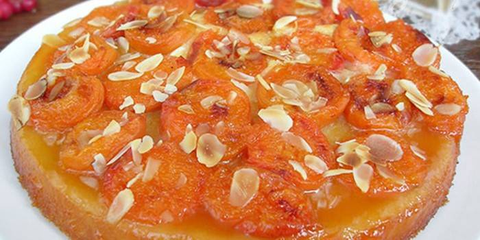 Bánh với mứt mơ và hạnh nhân