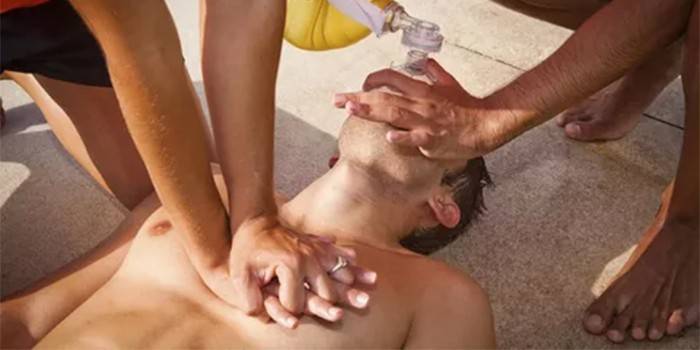 يعطى الرجل تدليك قلب غير مباشر