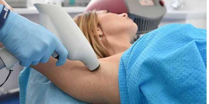 Medic efectuează tratament cu laser