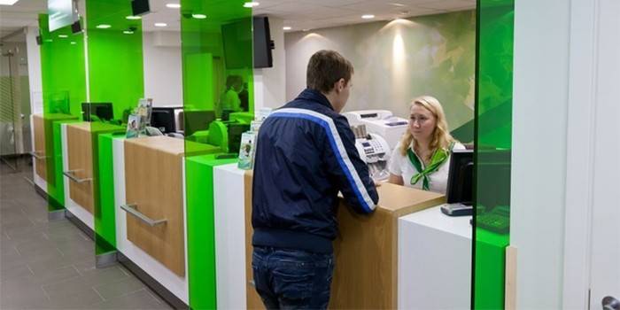 Sberbank ofisinde bir adam