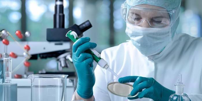 Medic realiza análise no laboratório.