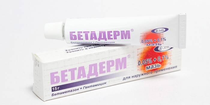 Ungüento Betaderm en el envase y el tubo.