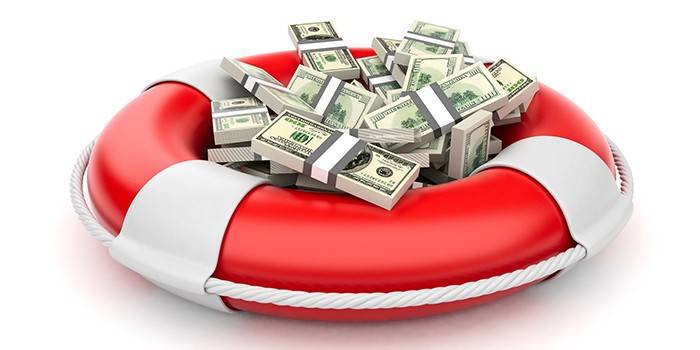 حزم من الأوراق النقدية في قارب نجاة