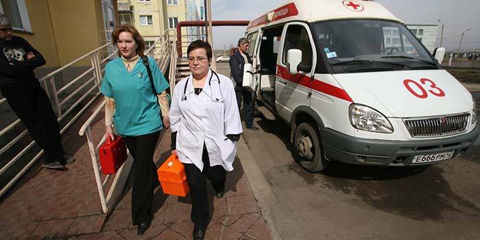 Doktorlar ve ambulans