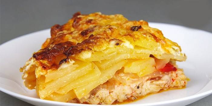 Farce de pommes de terre avec de la viande hachée