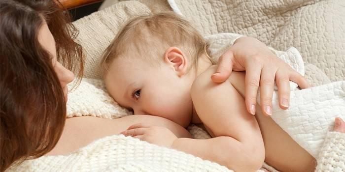 Người phụ nữ cho con bú