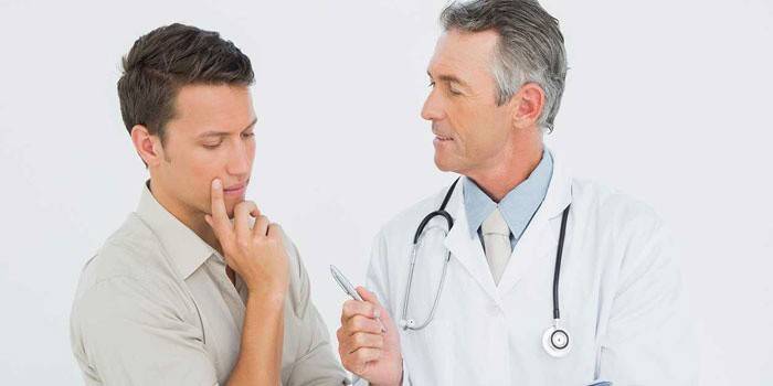 Tipul care vorbește cu un doctor