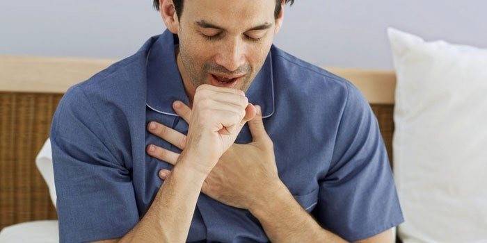 L'uomo tossisce