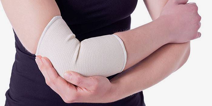 Festes Ellenbogengelenk mit elastischer Bandage bei einem Mädchen
