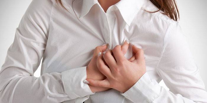 Femme pose ses mains sur sa poitrine