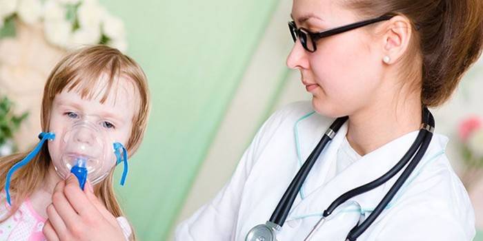 Medic face o inhalare a copilului