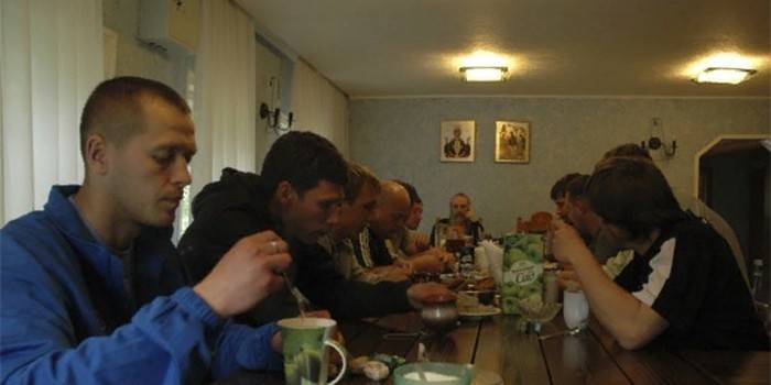 Vīrieši dzer tēju restorānā