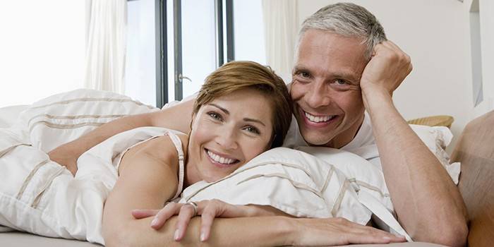 Mann und Frau im Bett