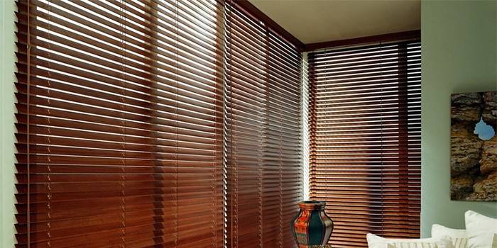 Poziome drewniane żaluzje na plastikowych oknach Verend Design