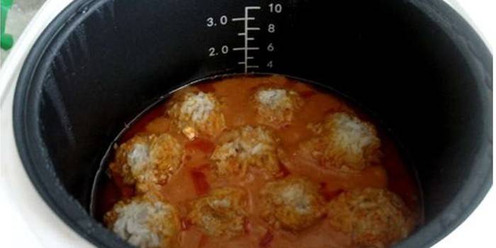 Salsichas com arroz em um fogão lento