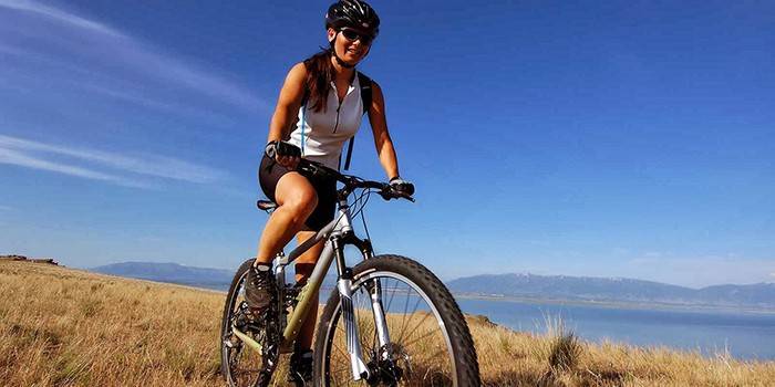 Meitene brauc ar velosipēdu