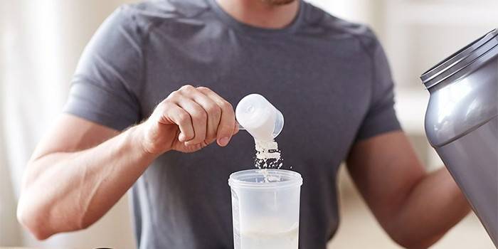 Adam bir protein sallamak yapar