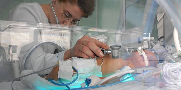 Ārsti klausās jaundzimušā elpu