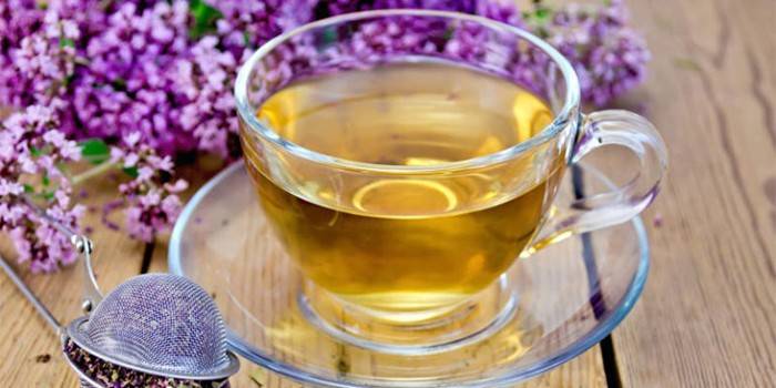 Taza con caldo y flores de orégano