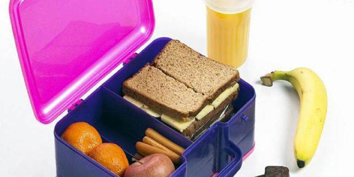 Plastikinė priešpiečių dėžutė su maisto skyriais