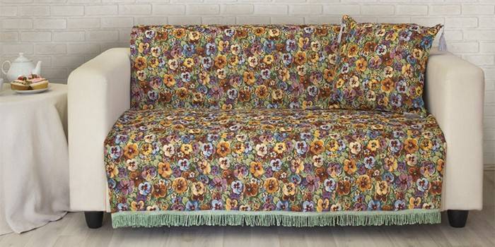 Sofa, padengta „East Comfort“ gobelenų lovatiesė