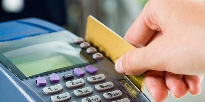 بطاقة بلاستيكية في محطة الدفع