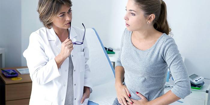 Garota na consulta do médico