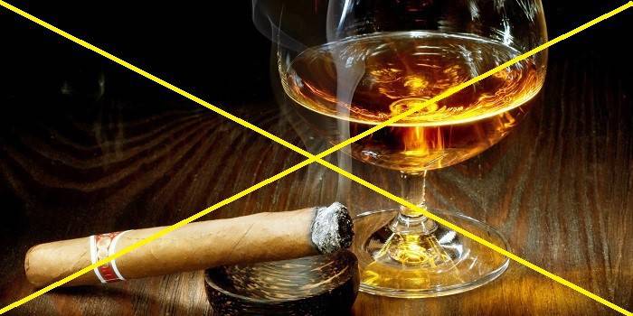 Cruzou a imagem de um charuto e um copo de álcool