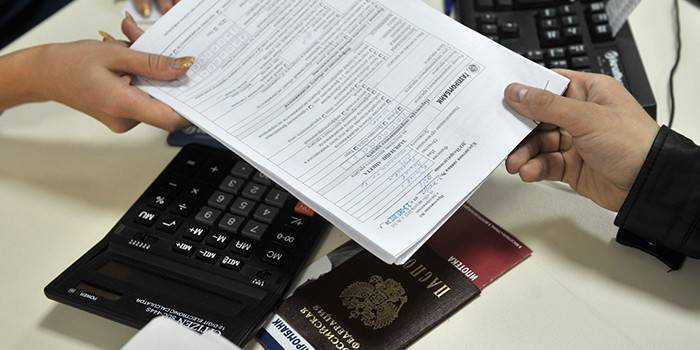 Transfer dokumentów z ręki do ręki