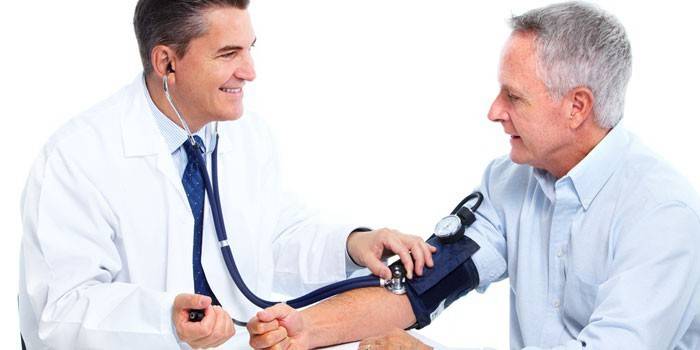 Doktor bir adamın basıncını ölçer
