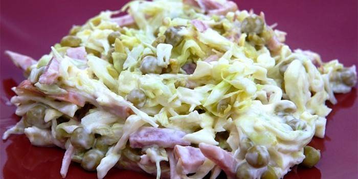 Са димљеном кобасицом, јајетом и мајонезом