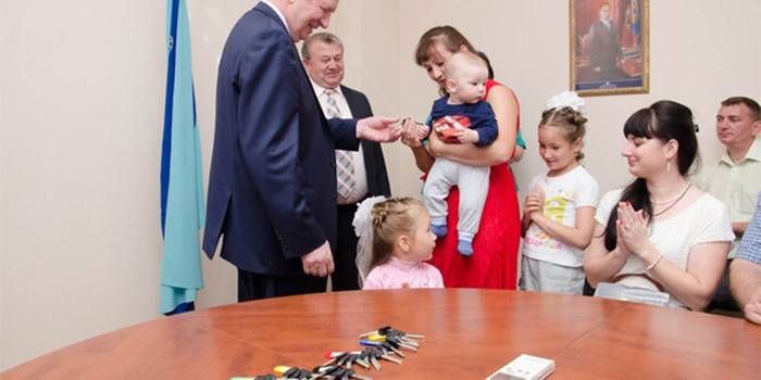 Представљање кључева од станова у градској управи