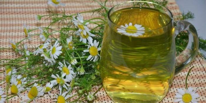 Copa con infusión de manzanilla
