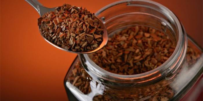 Cuchara y lata con café instantáneo