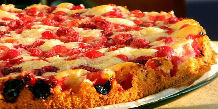 Gelierte Beerentorte